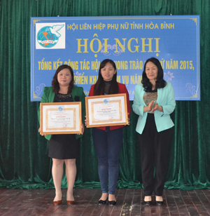 Đồng chí Bùi Thị Hòa, Phó Chủ tịch Trung ương Hội LHPN Việt Nam trao bằng khen cho 2 tập thể Hội đạt thành tích cao trong công tác Hội năm 2015.

